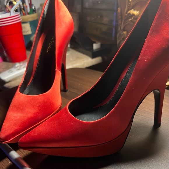 Size 6 1/2 Pour la Victoire red satin heels - Picture 5 of 8